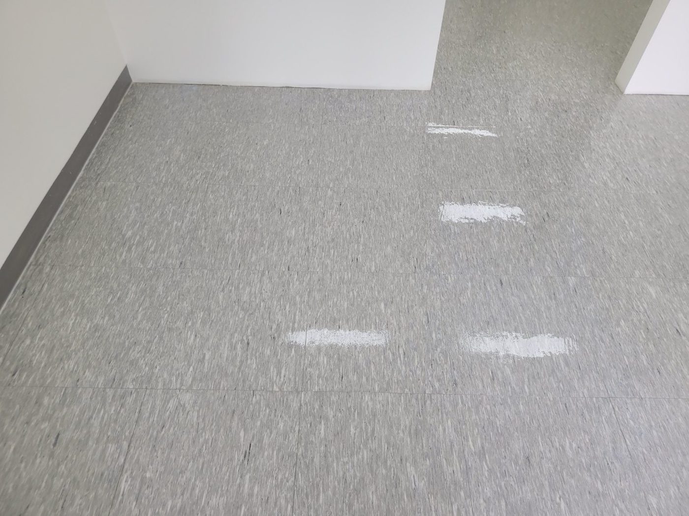 입주청소 현장 — 정리를 마친 거실 바닥