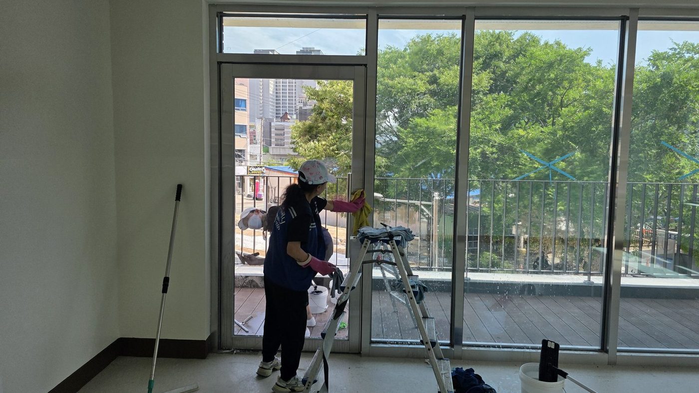 이사청소 현장 — 베란다 창 2인 작업